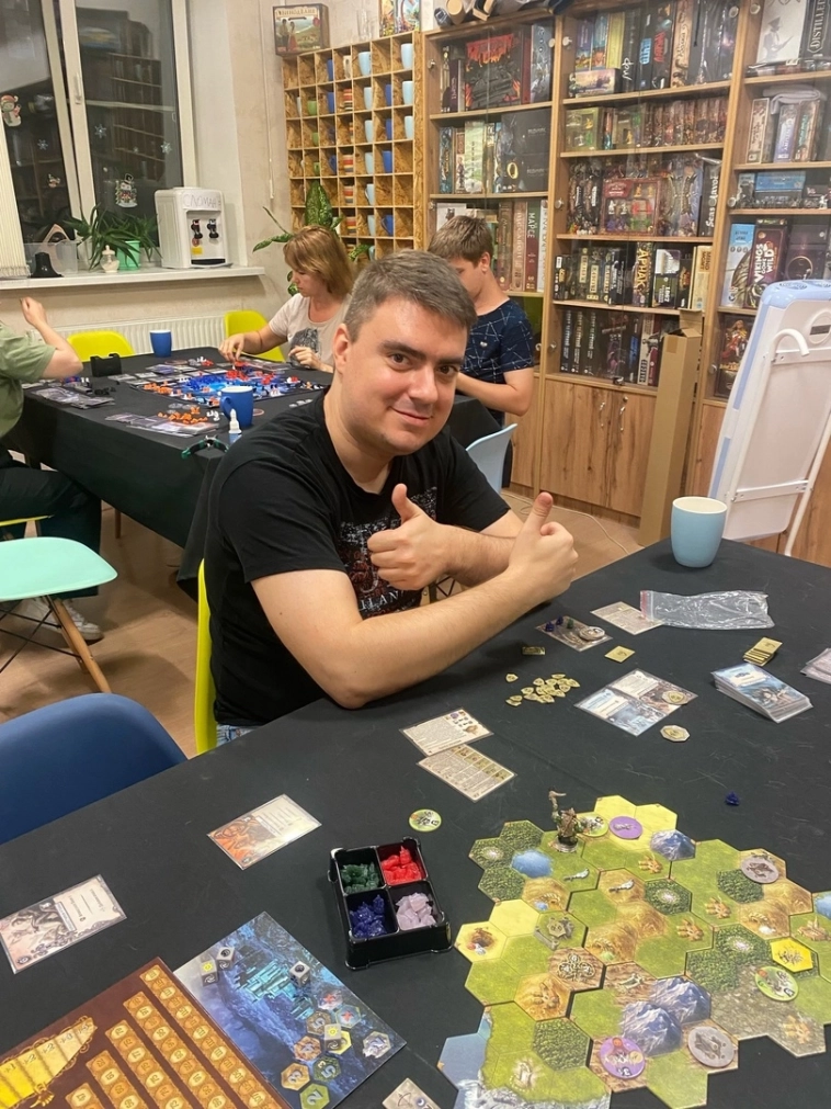 А вот так мы собираемся на игровечера сейчас. Обратите внимание, что при игре в настольные игры обязательно нужно накрывать столы тканью, чтобы было удобнее поднимать карточки. Без ткани их можно довольно быстро привести в негодное состояние А вот так мы собираемся на игровечера сейчас. Обратите внимание, что при игре в настольные игры обязательно нужно накрывать столы тканью, чтобы было удобнее поднимать карточки. Без ткани их можно довольно быстро привести в негодное состояние