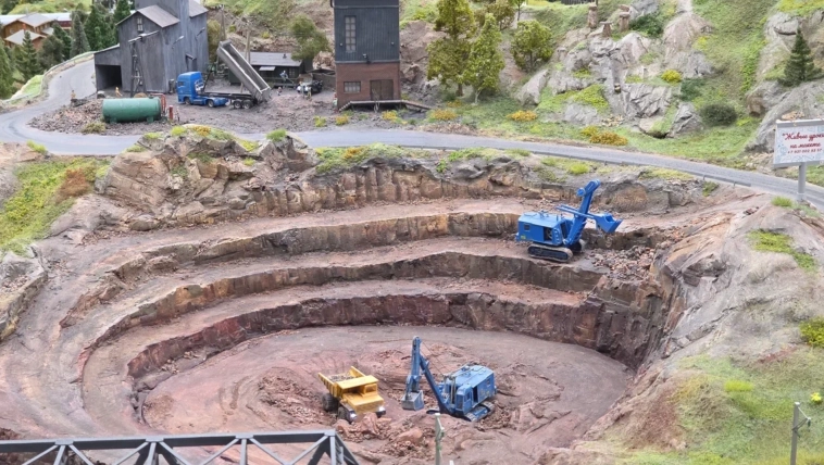 Не бизнес, а мечта!!  Эмитенты рынка акций на Гранд-макете