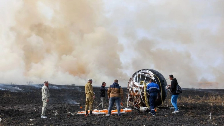 Посадка корабля с мышами и мухами. Видео
