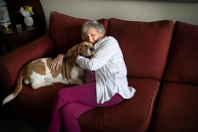 Для некоторых пожилых американцев работа—это не выбор. Несмотря на сердечную недостаточность,81-летняя работает в супермаркете, чтобы выжить