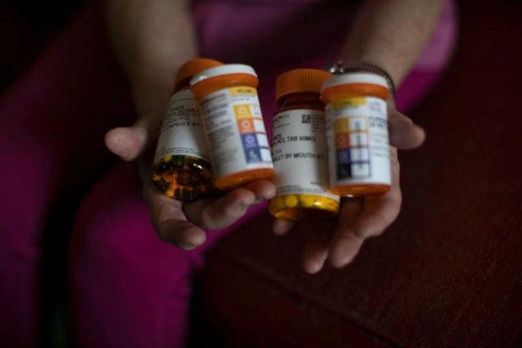 Для некоторых пожилых американцев работа—это не выбор. Несмотря на сердечную недостаточность,81-летняя работает в супермаркете, чтобы выжить