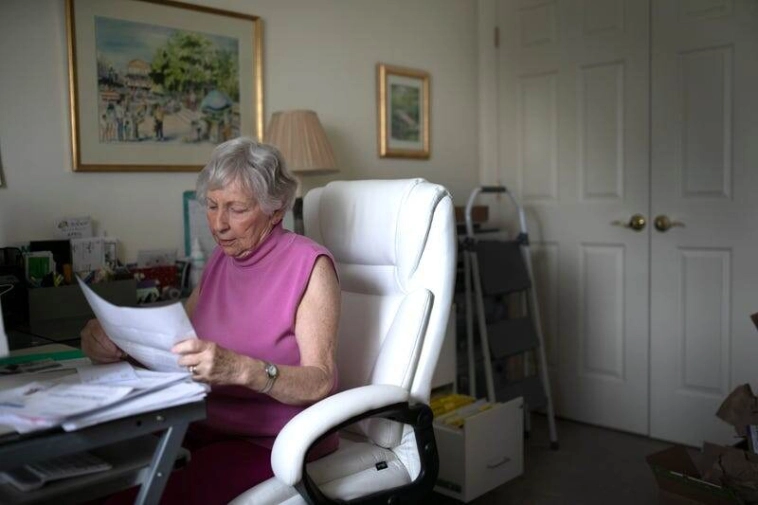 Для некоторых пожилых американцев работа—это не выбор. Несмотря на сердечную недостаточность,81-летняя работает в супермаркете, чтобы выжить