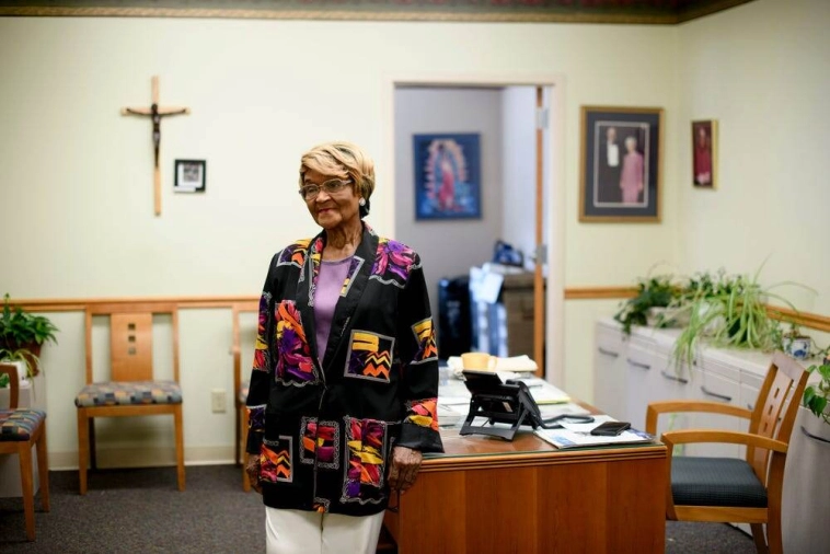 Им за 80, они всё ещё работают и живут от зарплаты до зарплаты