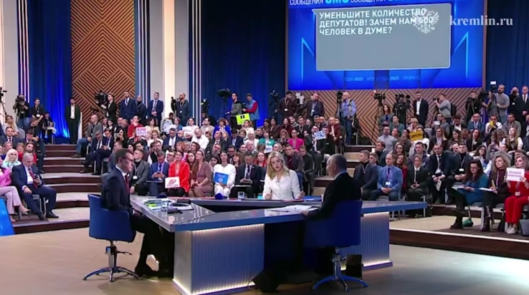 Путин, читая сообщения на мониторе: Надоели эти передачи по ТВ про Украину... Полностью согласен! Надо заканчивать!