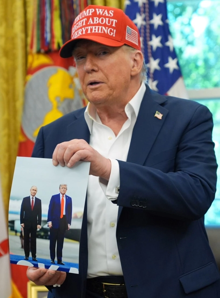 Трамп, показывая совместную фотографию с Путиным, отметил, что российский президент на ней получился очень хорошо, а сам он — «нормально». Трамп, показывая совместную фотографию с Путиным, отметил, что российский президент на ней получился очень хорошо, а сам он — «нормально».