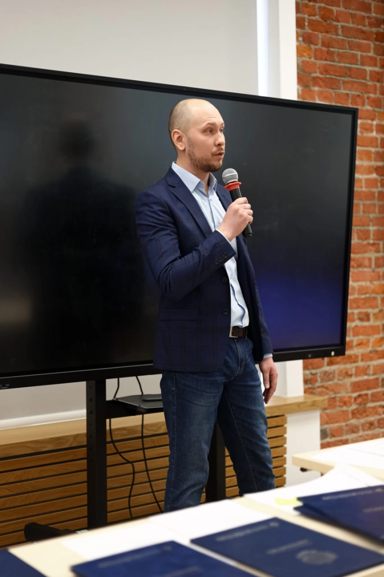 Дипломы первому выпуску программы "Финансовые и фондовые рынки" в ВШБ НИУ ВШЭ Дипломы первому выпуску программы "Финансовые и фондовые рынки" в ВШБ НИУ ВШЭ