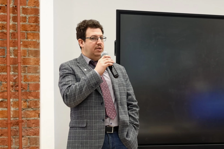 Дипломы первому выпуску программы "Финансовые и фондовые рынки" в ВШБ НИУ ВШЭ Дипломы первому выпуску программы "Финансовые и фондовые рынки" в ВШБ НИУ ВШЭ