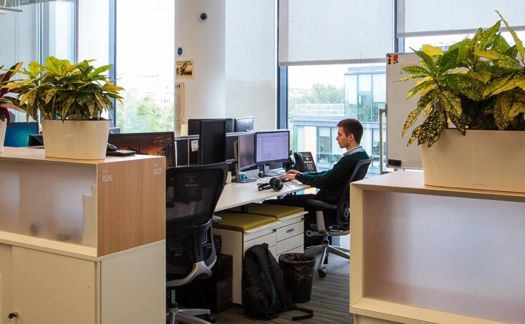 Средний работник постарел на 3 месяца и стал работать меньше на минуту.... Росстат... Средний работник постарел на 3 месяца и стал работать меньше на минуту.... Росстат...