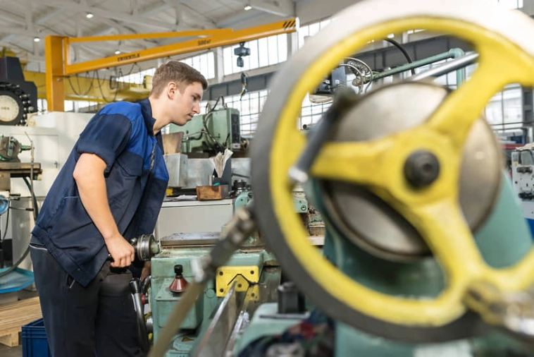 Равнение на зарплату...