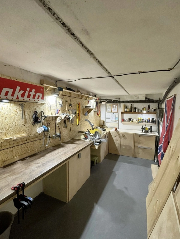 Преображаю и продаю советскую мебель на 10 млн рублей в год. Или как я тусуюсь по заброшкам.