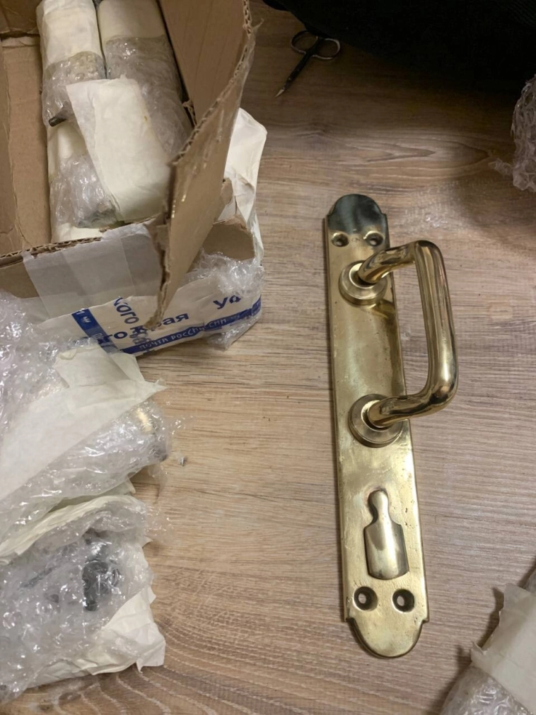 «За эту ручку Николай II держался». Реставрирую и продаю антикварные дверные ручки на 100к в месяц. «За эту ручку Николай II держался». Реставрирую и продаю антикварные дверные ручки на 100к в месяц.