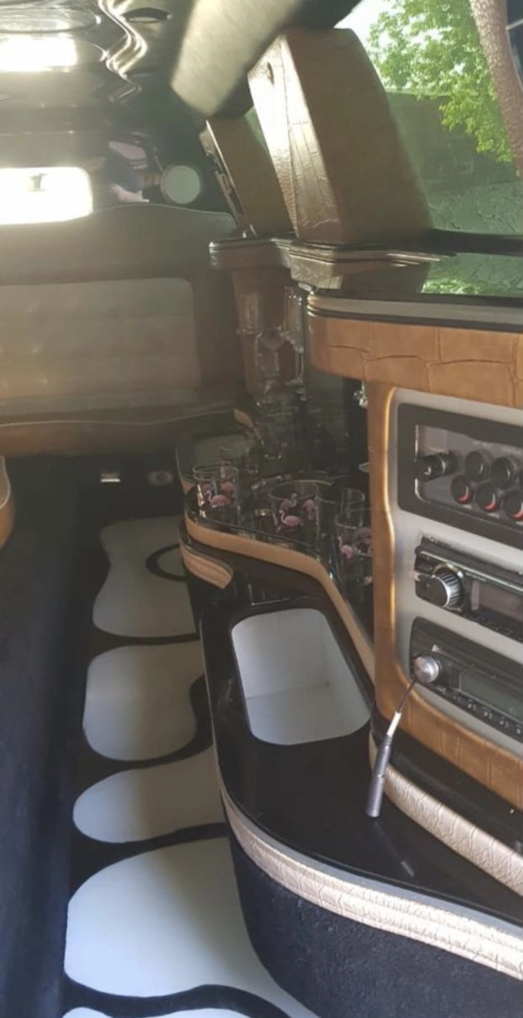 Купил лимузин за 300к и работаю в городе с населением 50 тысяч человек без рекламы. Купил лимузин за 300к и работаю в городе с населением 50 тысяч человек без рекламы.