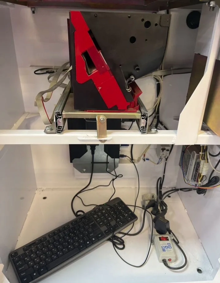 Поставил копировальный автомат возле Миграционной Службы. Показываю цифры. Поставил копировальный автомат возле Миграционной Службы. Показываю цифры.