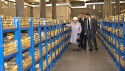 Королева Великобритании осмотрела золото Банка Англии 2012 год.