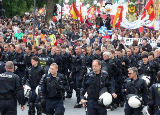 Полиция Франкфурта сняла шлемы в знак солидарности с протестующими
