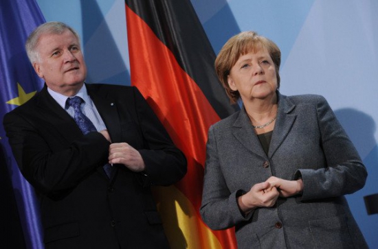 На Меркель массово поступают заявления в прокуратуру по поводу предательства родины.