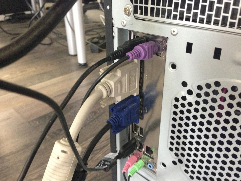 Как подключить экран кабеля. Какие провода нужны для подключения компьютера. Подключить монитор Филипс к системному блоку. Как подключить монитор к блоку. Как правильно подключить провода в системном блоке компьютера.