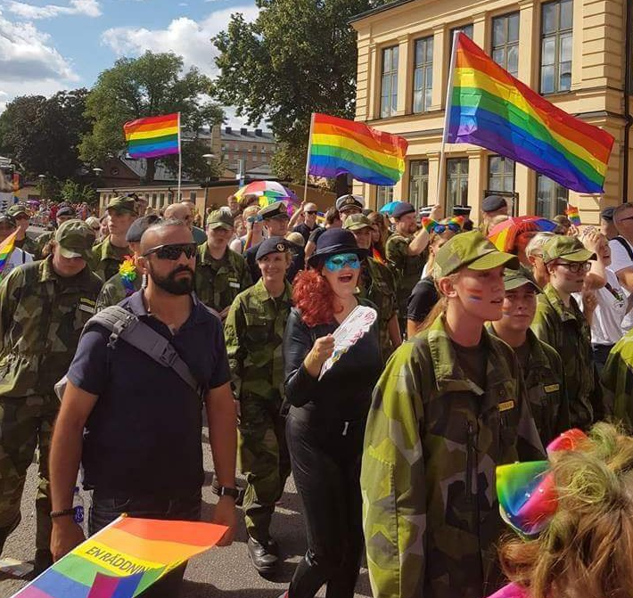 Город пидорасов. ЛГБТ парад в Швеции. Украинские войска ЛГБТ. ЛГБТ В украинской армии. Гомосеки украинская армия.