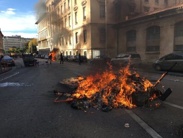 Франция продолжает майданить. Много фото. Школота.