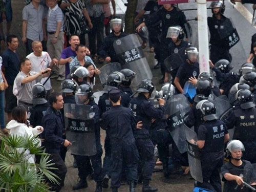 430-тысячная акция протеста в Китае переросла в столкновения с полицией, есть пострадавшие