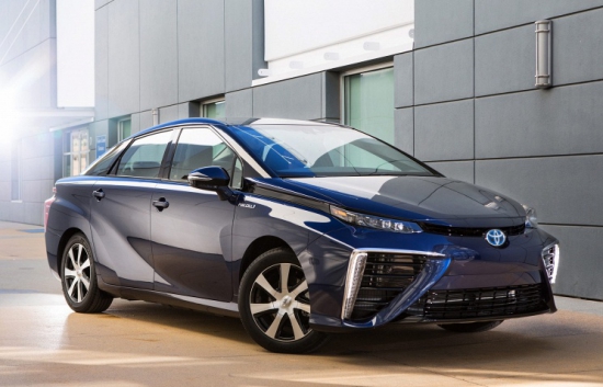 Первый в мире автомобиль с водородным двигателем поступит в продажу в Японии 15 декабря.