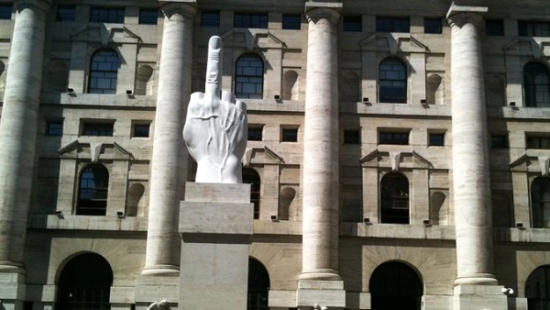 Напротив здания биржи в самом центре Милана, установлен необычный памятник.