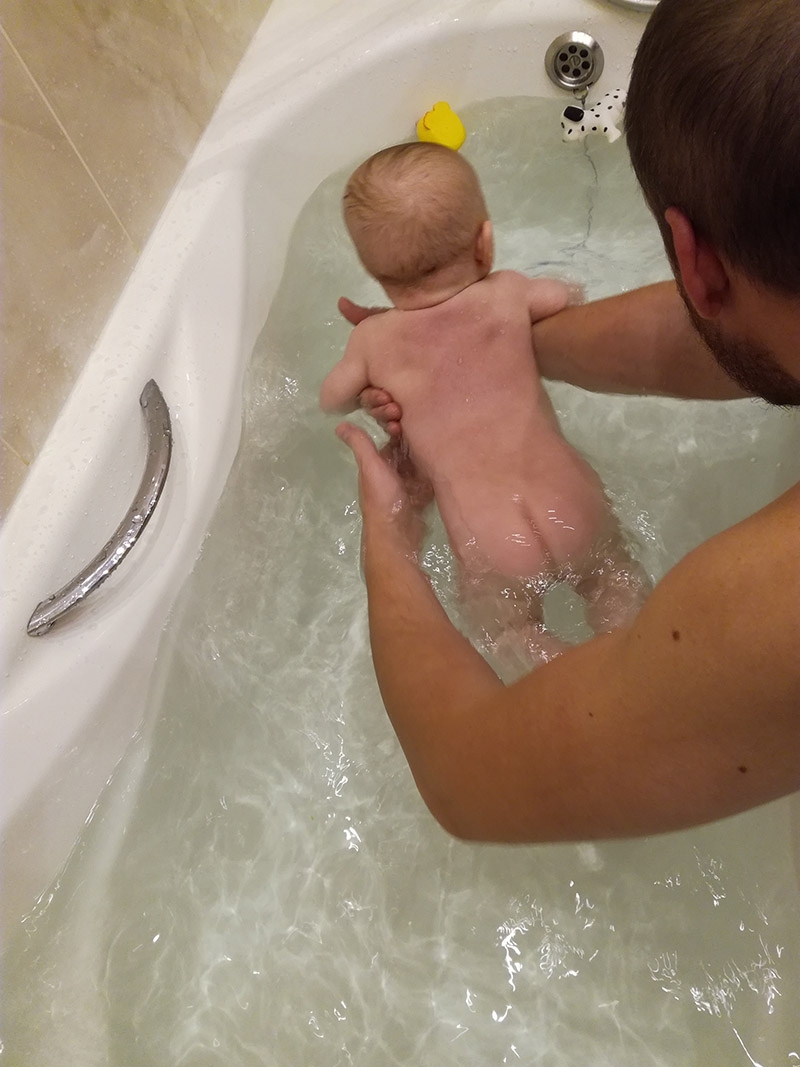 Сын купался в душе. Купание папой. Купание сына. Отец купает ребенка. Сын купается.