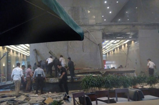 Начали рушится биржы: 75 человек пострадали после обрушения пола в здании биржи в Джакарте