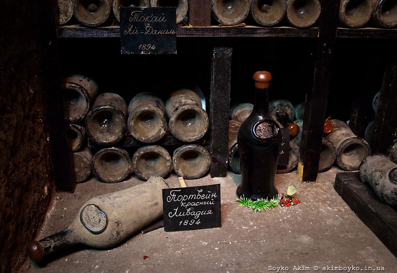 Вино старая дорога. Самое старое вино Массандры. Старые вина. Самое старое вино в мире. Антикварные вина.