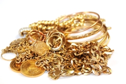Золото растет в цене на ажиотаже вокруг "ювелирки"