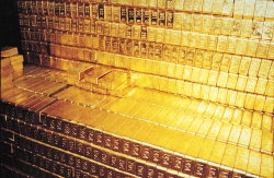 Золото просело против своего 2-месячного максимума на фоне сильного USD