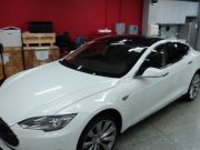 В Украине донецкий безработный первым купил электромобиль Tesla.