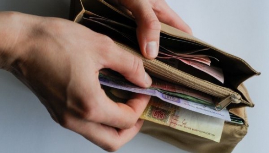 Средняя зарплата на Украине составляет 160 долларов, по официальным данным украинского пенсионного фонда.