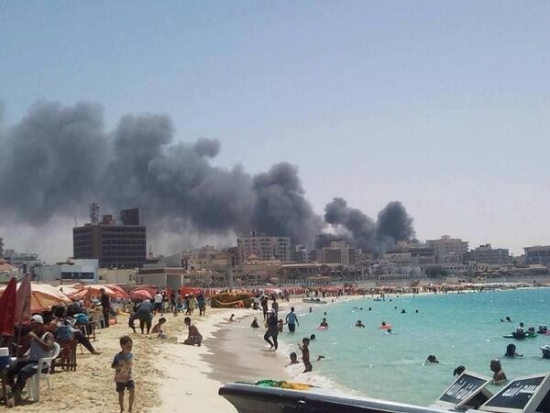 С пляжей Египта виден дым и слышны выстрелы. Пишет друг из Хургады, из отеля никого не выпускают, даже если на самолет.