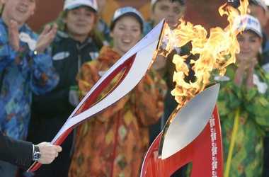 Олимпийские факелы Сочи-2014 уже продают в интернете - страна гордится своими героями