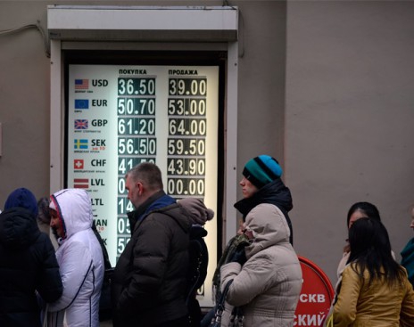 Назад в 90-е. Население меняет рубли на валюту