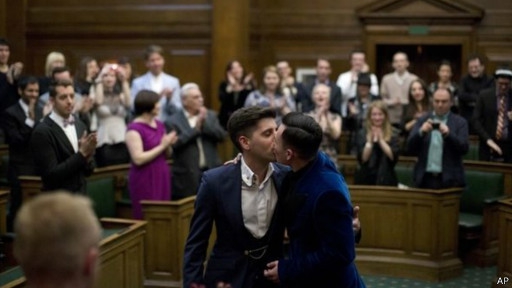 В Англии и Уэльсе заключены первые однополые браки (в оффтоп)