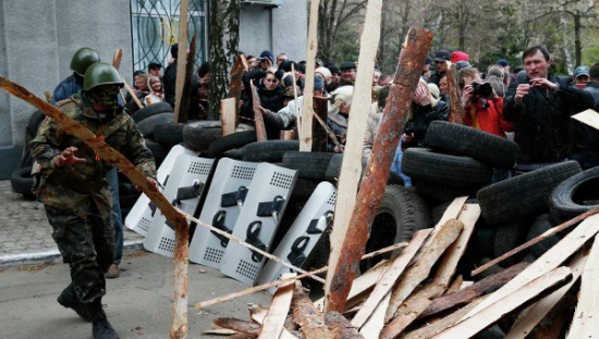 Украинские силовики проводят спецоперацию в Славянске, в городе слышна стрельба