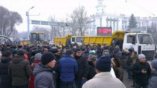 Казахи митингуют против девальвации тенге.
