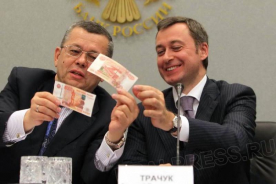 Московский банк Сбербанка приостанавливает прием купюр достоинством 500 и 5000 рублей.
