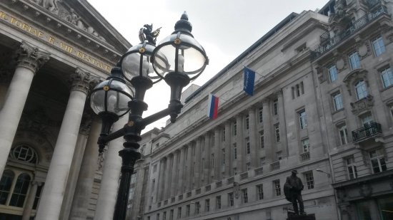 Гордо веет российский флаг над просторами СИТИ в Лондоне