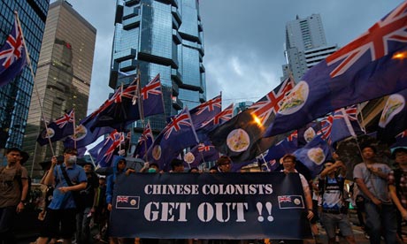 Kитайские протестующие в Гонконге протестуют против "китайского  колониализма " , размахивая британскими колониальными флагами .