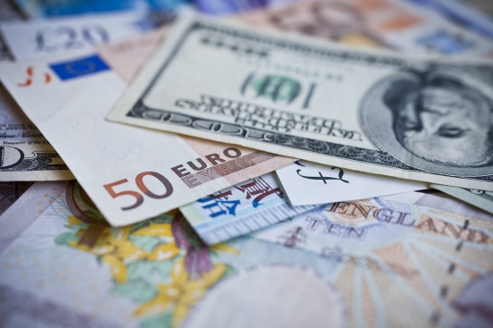 Обзор рынка: Европейские индексы замедлили рост, фунт и евро дорожают