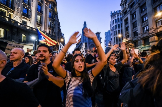 Обзор рынка: Испанские активы подешевели на фоне разногласий Мадрида и Каталонии