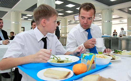 Д. Медведев разрешил уничтожать санкционные продукты "любым способом"