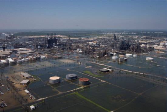 Нефть падает после того, как Хэрви наводняет нефтеперерабатывающие заводы США