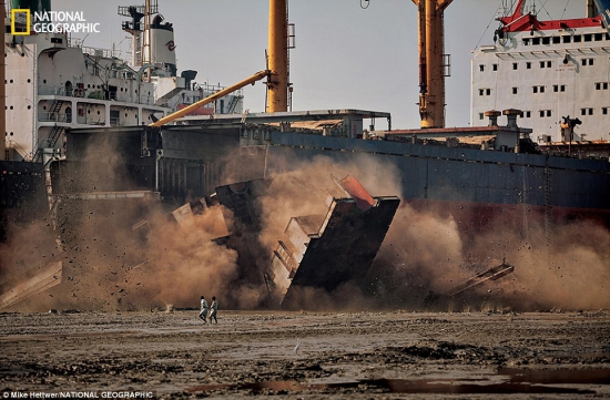 Верфи разборки кораблей в Индии