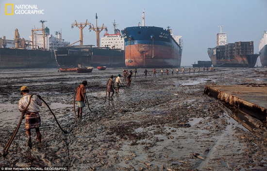 Верфи разборки кораблей в Индии