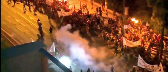 В центре Афин начались столкновения демонстрантов с полицией
