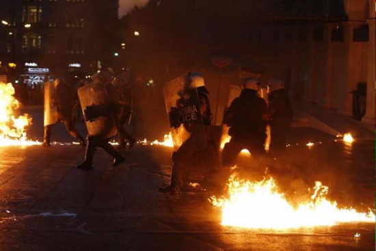 В центре Афин начались столкновения демонстрантов с полицией